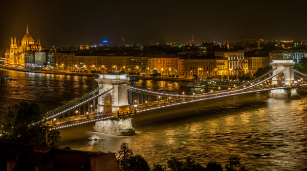 szechenyichainbridgeinbudapestatnight600x335 szechenyichainbridgeinbudapestatnight600x335