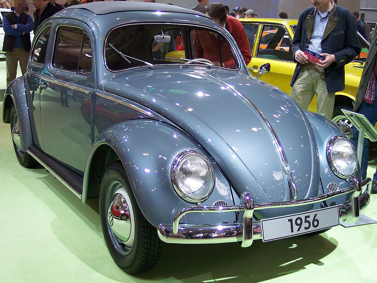 1956-os Volkswagen Bogár műanyag tolótetővel.