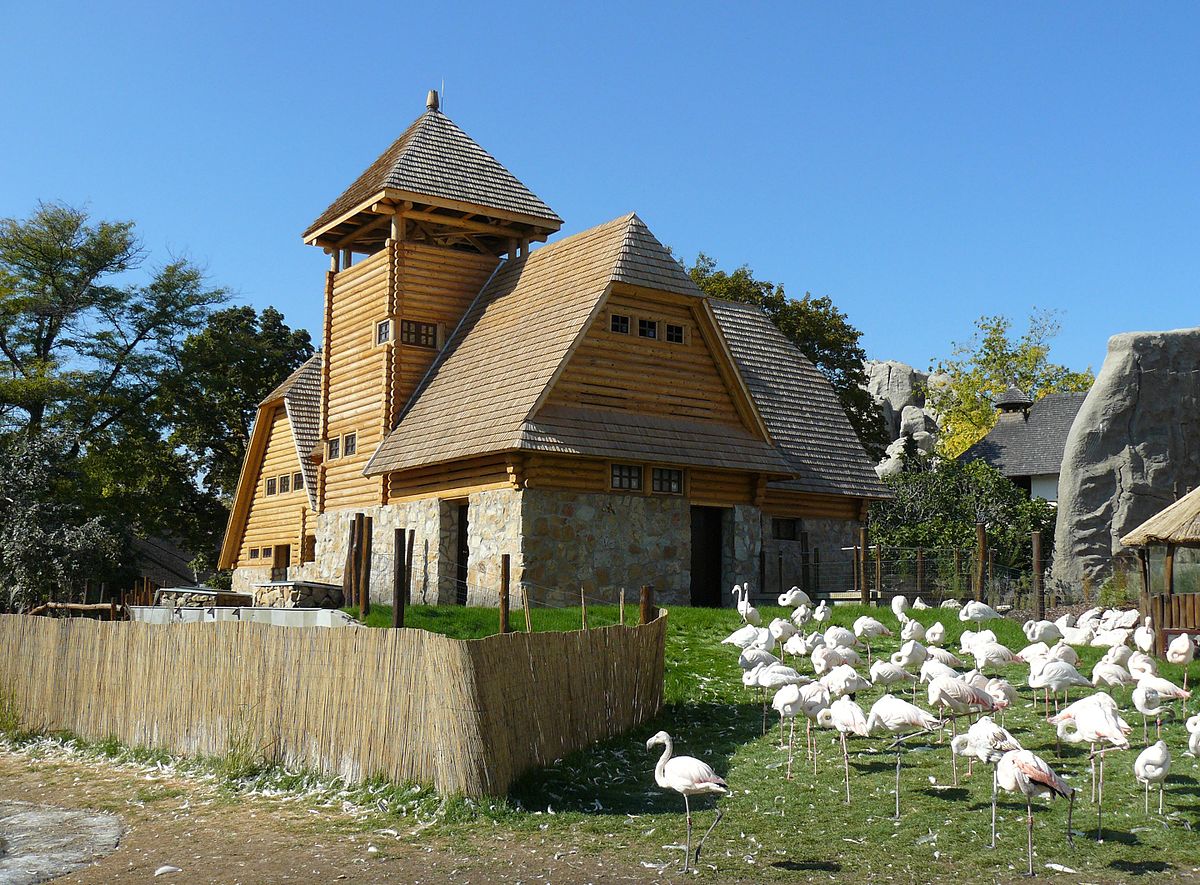 A 2010 szeptemberében átadott, az eredeti tervek (Kós Károly–Zrumetzky Dezső) alapján átépített Bölényház © Ivanhoe A 2010 szeptemberében átadott, az eredeti tervek (Kós Károly–Zrumetzky Dezső) alapján átépített Bölényház