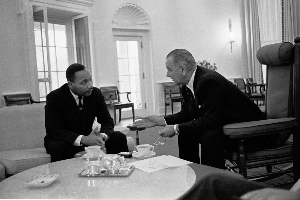 Martin Luther King Lyndon B. Johnson elnök társaságában 1963. december 3-án. Martin Luther King Lyndon B. Johnson elnök társaságában 1963. december 3-án.
