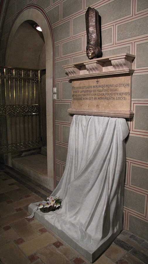 Janus Pannonius síremléke, Rétvári Sándor műve © KovacsDaniel Janus Pannonius síremléke, Rétvári Sándor műve