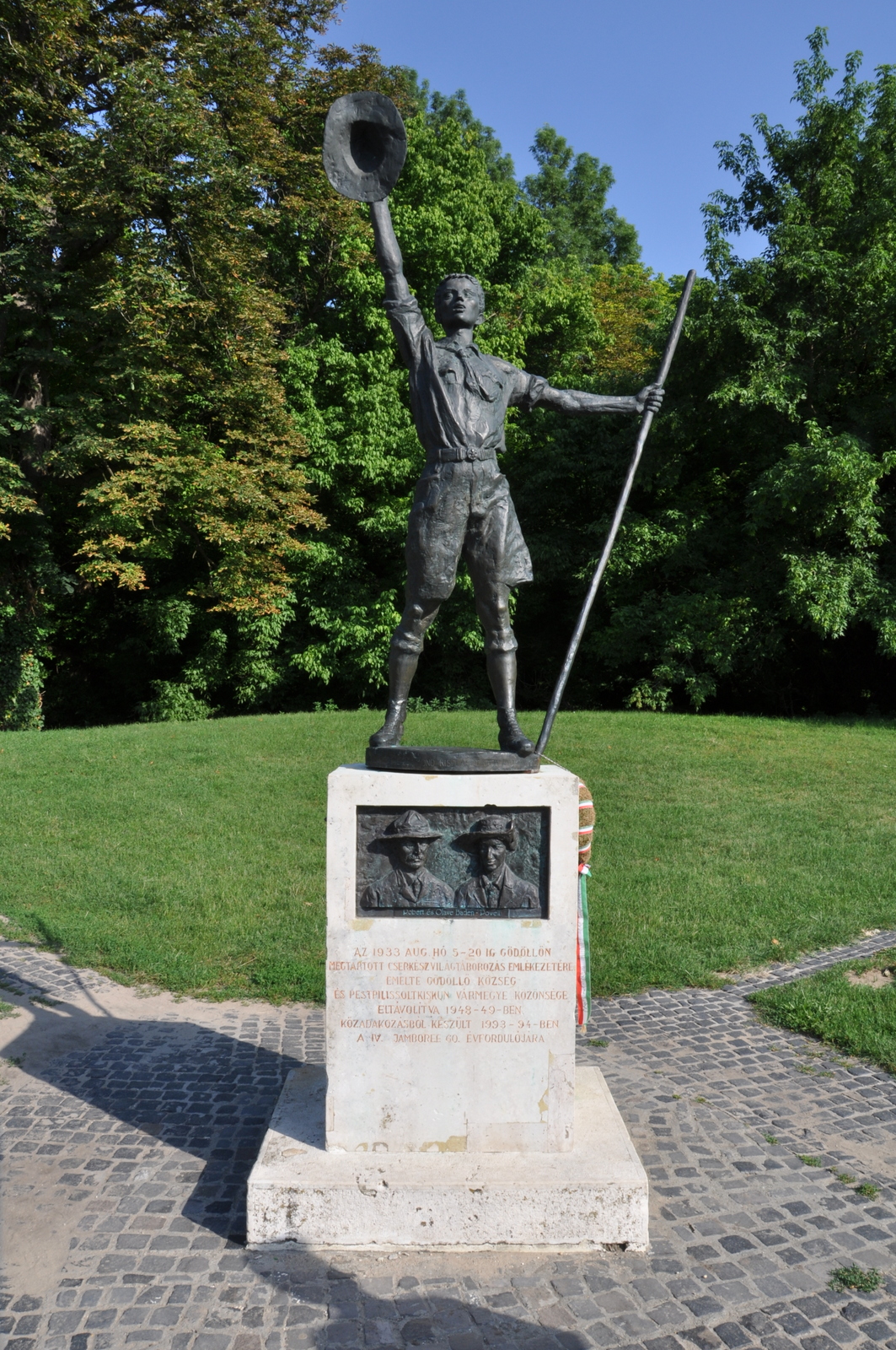 A dzsembori emlékére állított szobor Gödöllőn © VinceB A dzsembori emlékére állított szobor Gödöllőn