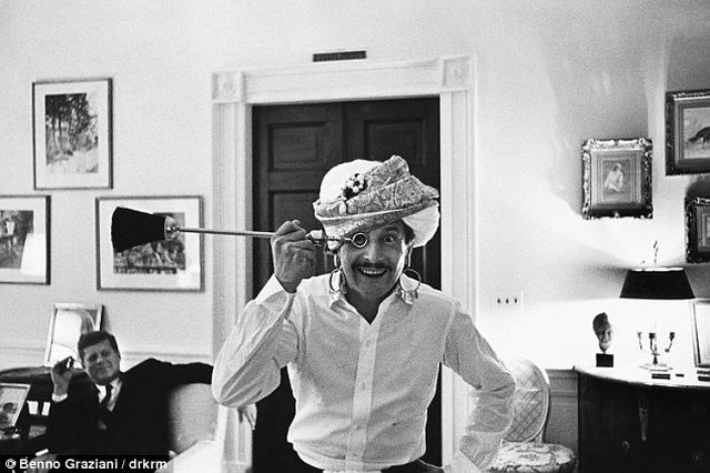 Graziani bohóckodik.jpg