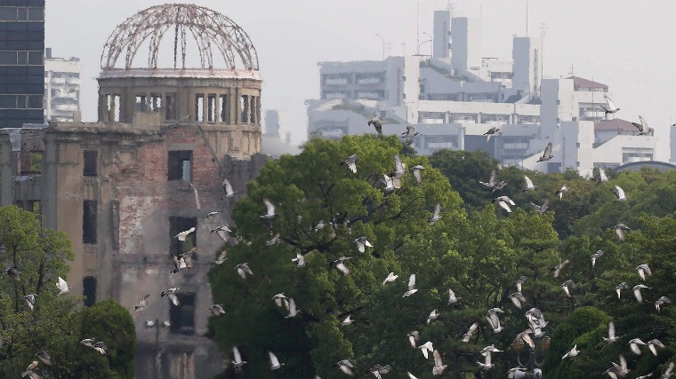 Galambok repülnek a Hirosima elleni amerikai atomtámadás 71. évfordulójának alkalmából tartott megemlékezésen a hirosimai Atombomba-kupola előtti Béke Emlékparkban 2016. augusztus 6-án. (MTI/EPA/Ota Kijosi)