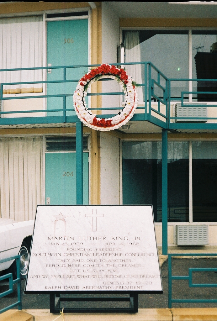 Emléktábla a Lorraine motel előtt. © Thomas R Machnitzki Emléktábla a Lorraine motel előtt.