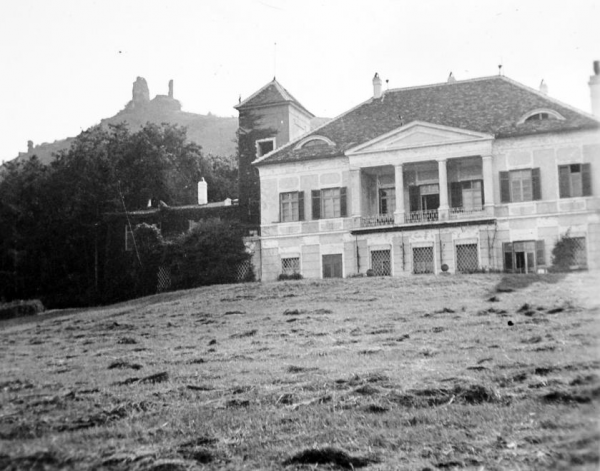 esterházy kastély háttérben a vár esterházy kastély háttérben a vár